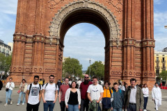 Gruppenfoto-Barcelona-Arc-de-Triomphe