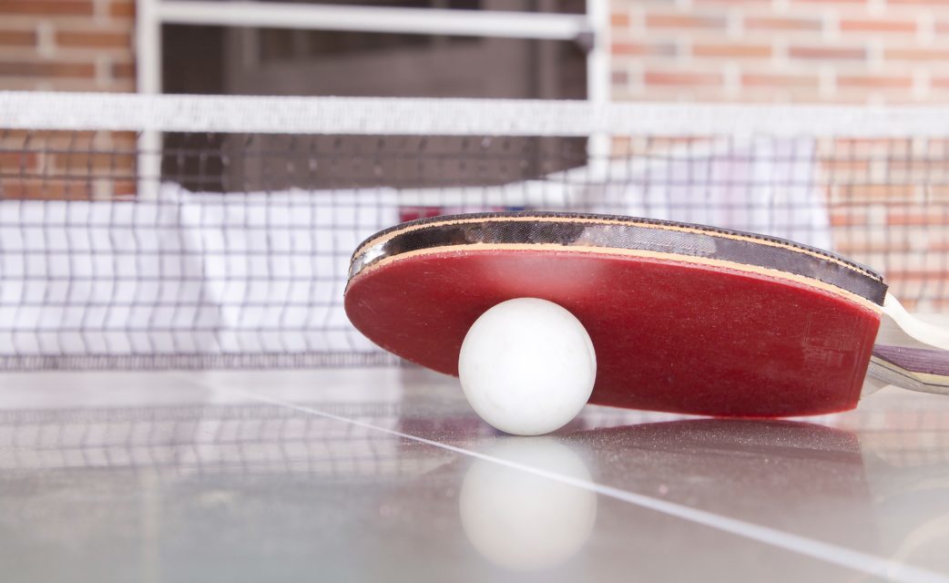 tischtennis schläger mit ball