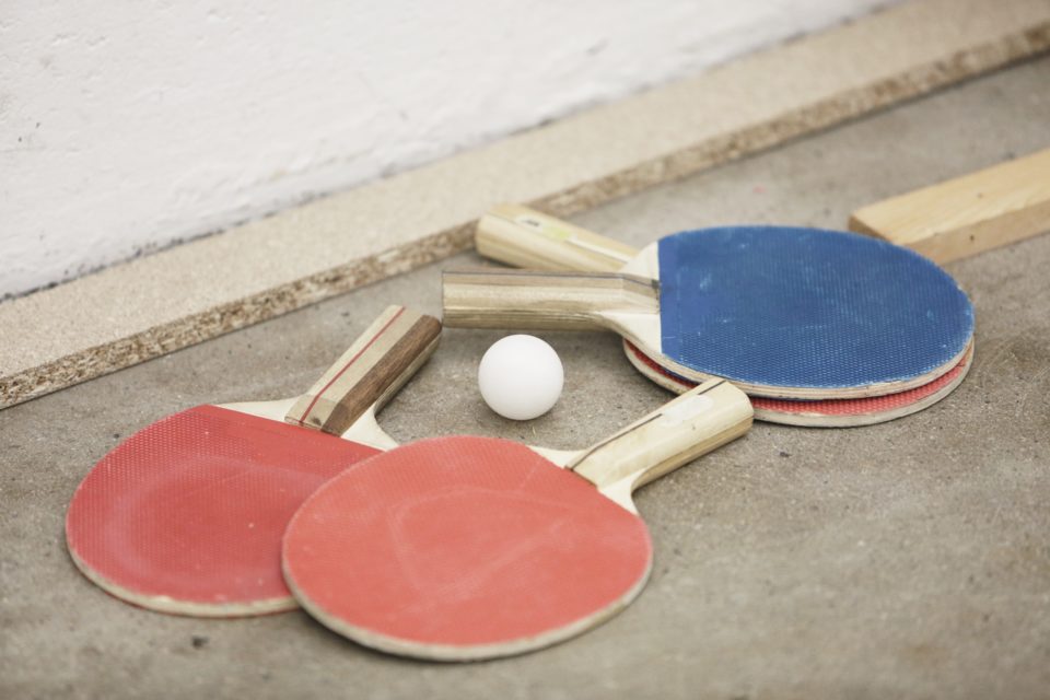 tt schläger mit ball - tischtennis lehrgnag und urlaub
